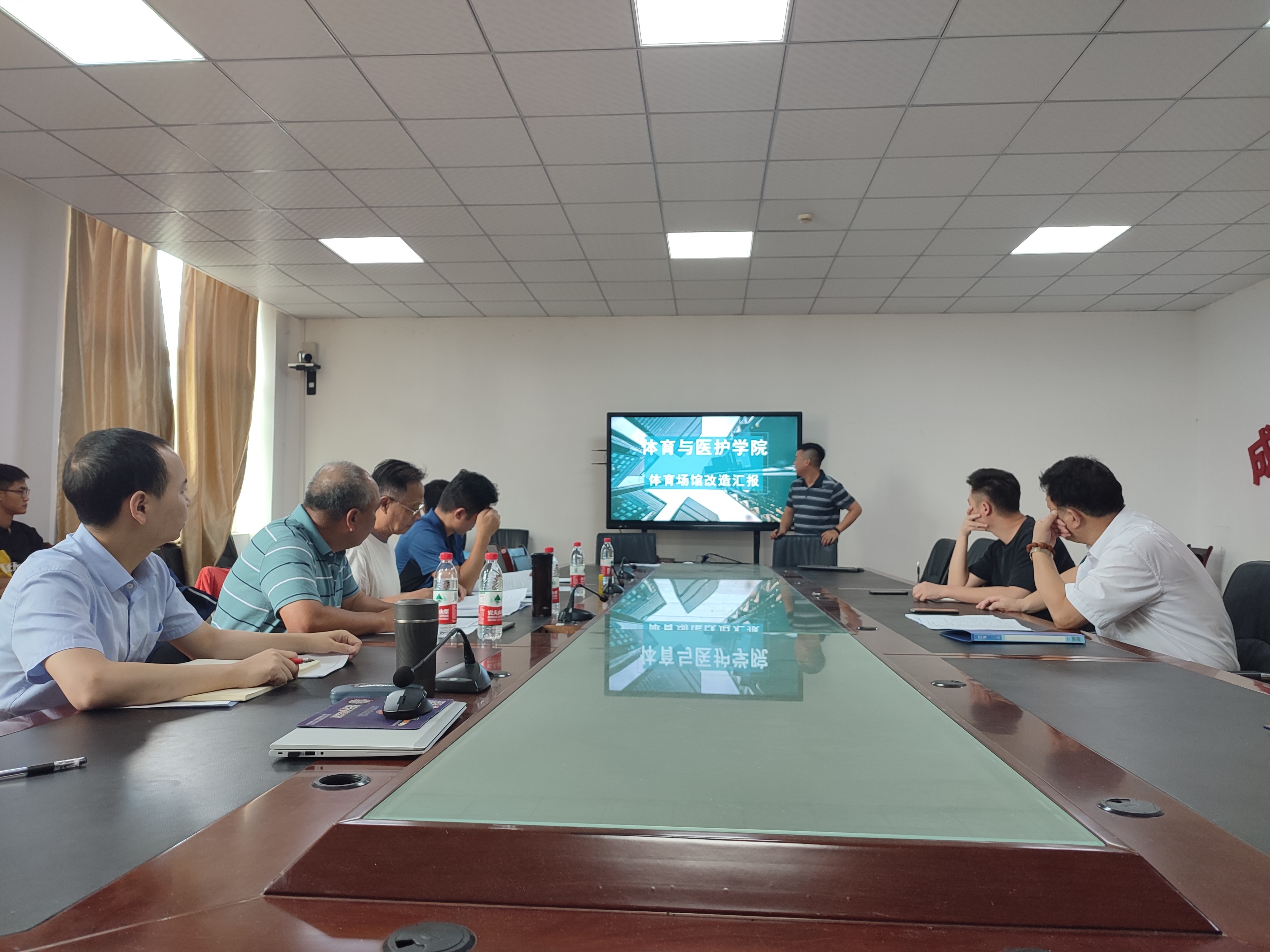 我校组织召开体育场馆项目建设论证会