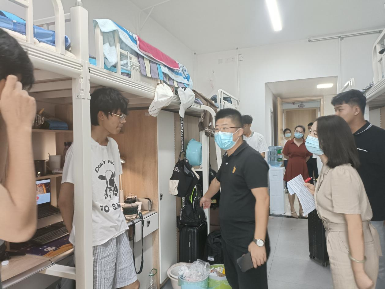 传媒与演艺学院组织新生寝室走访慰问活动