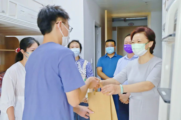 学校领导中秋节、教师节前夕看望慰问在岗的教职员工和留校学生
