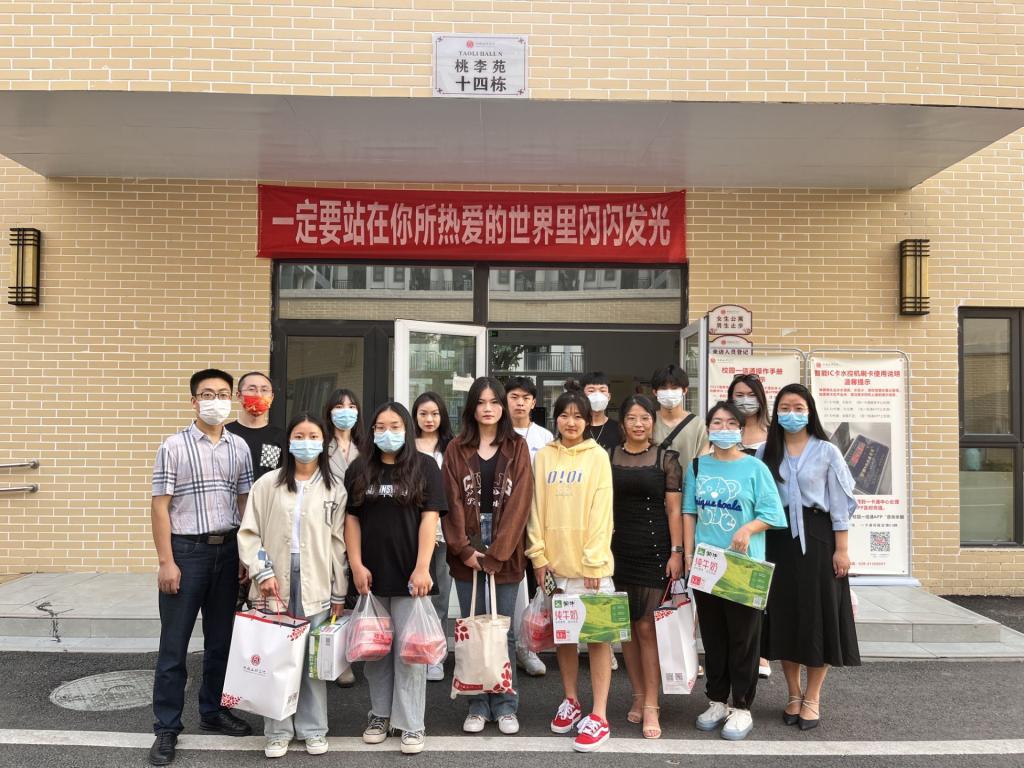 中秋慰问送真情,浓浓关怀暖人心——艺术学院开展寝室走访慰问活动