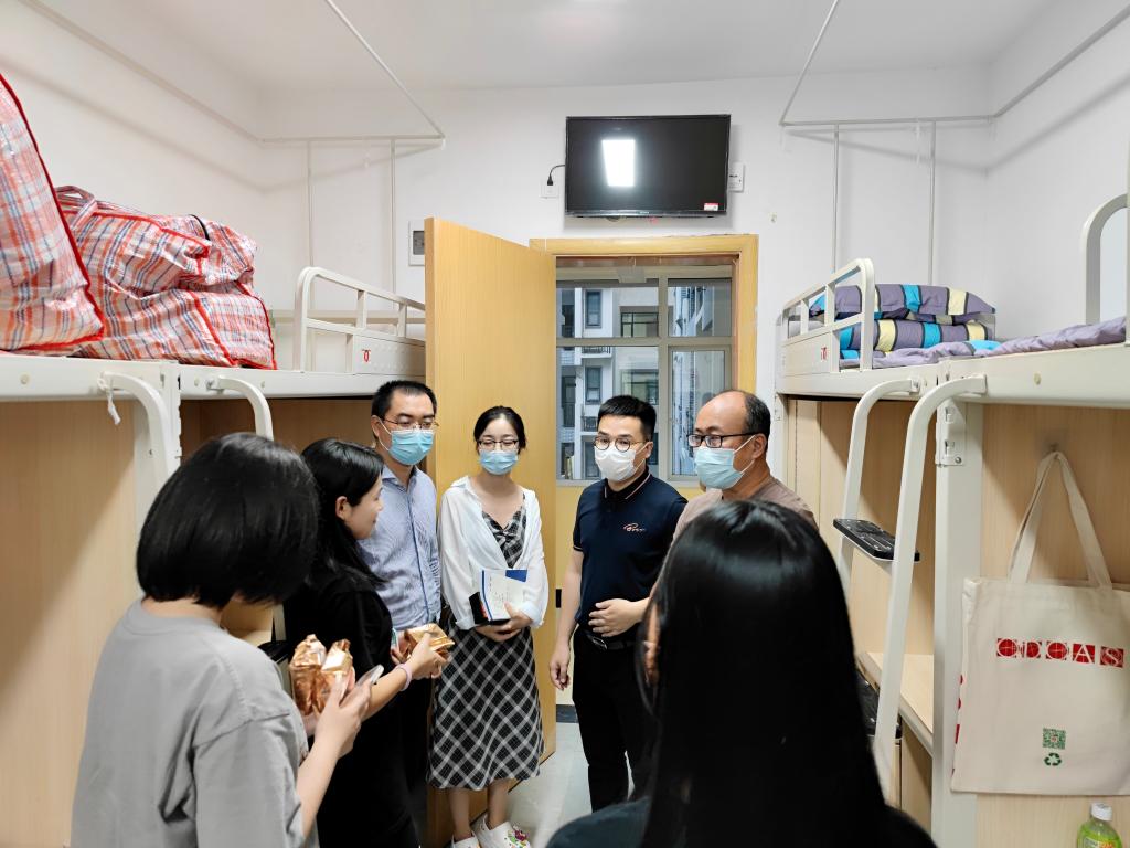 信息工程学院中秋节组织走访慰问在校学生
