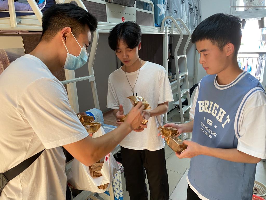 会计学院开展中秋节前走访留校学生寝室活动