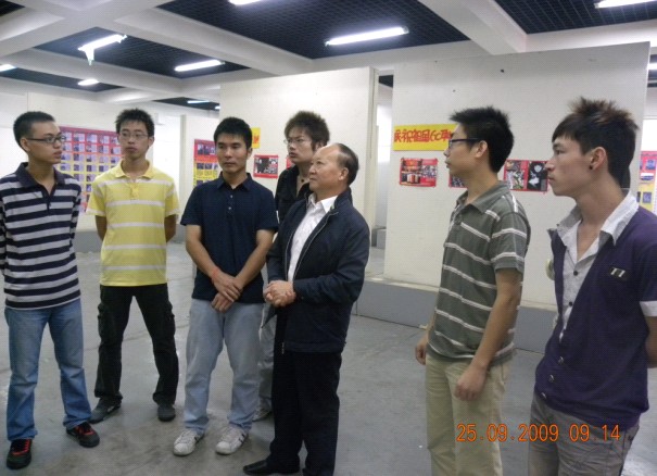 艺术系举办建国六十周年成就图片展