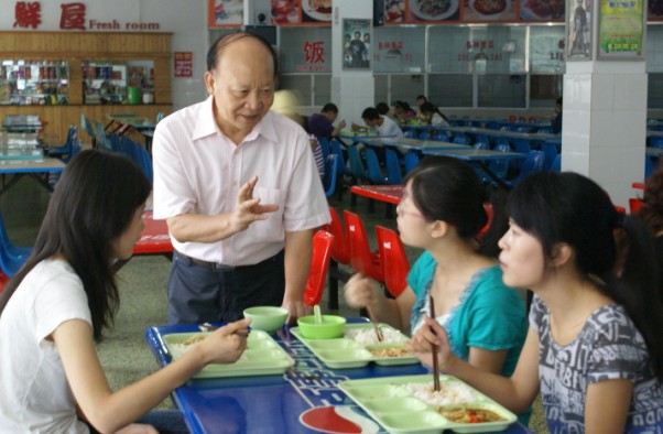 院长唐志成检查食堂防疫卫生工作