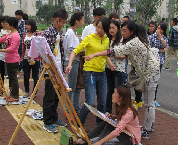 美术学院举行首届手绘T恤大赛