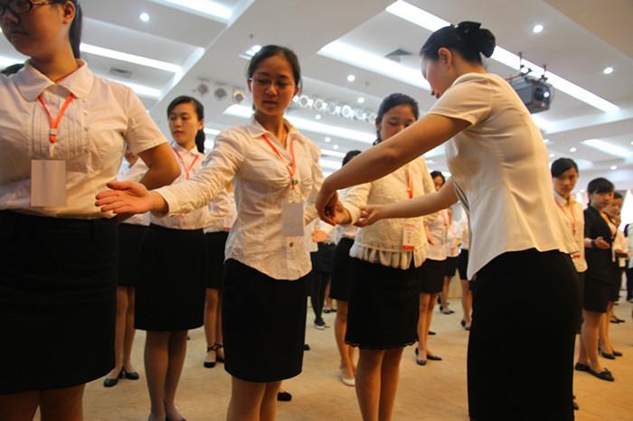 终身教育学院教师应邀担任《财富》论坛志愿者国际礼仪培训讲师