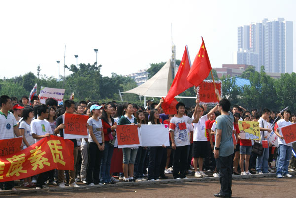 管理系举行喜迎建国60周年“光荣之路”活动