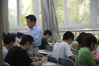 严鹏飞获四川省教育系统优秀教师光荣称号