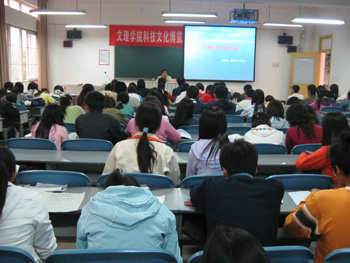 诗歌讲座受到学生踊跃欢迎