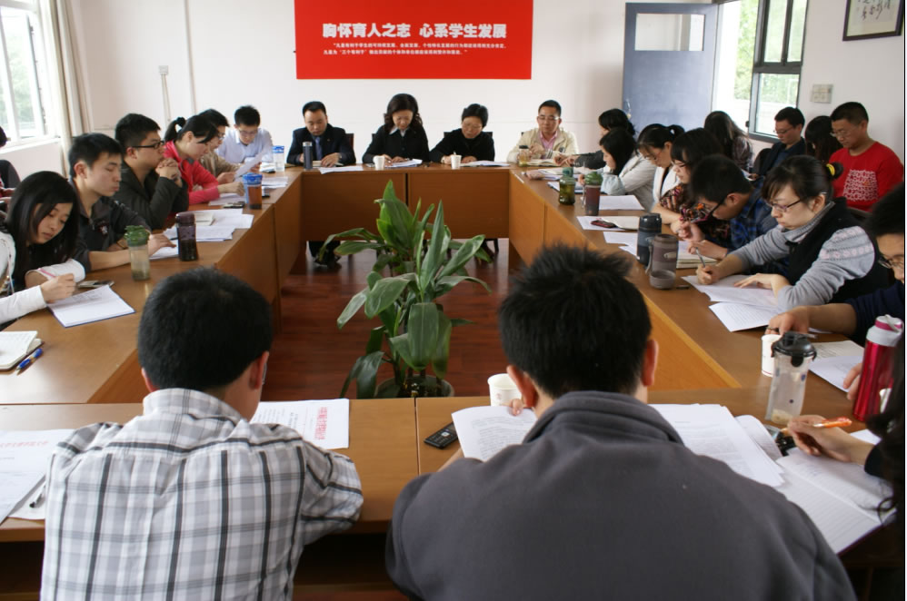 我院辅导员认真学习全国优秀辅导员先进事迹