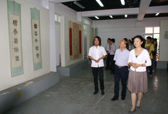 艺术系温鹏杰同学举办个人书法展