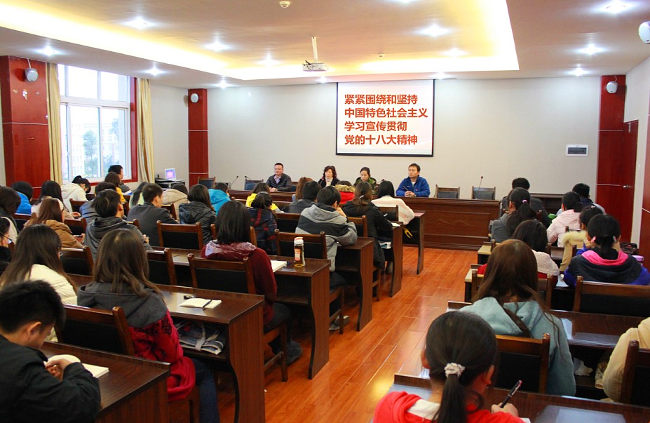 各学生党支部组织党员集中学习十八大精神