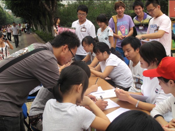 院学生会开展“学生干部接待日”活动