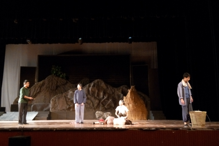 演艺学院 2013级表演(影视戏剧表演方向)二班二组毕业大戏《疯娘》成功演出
