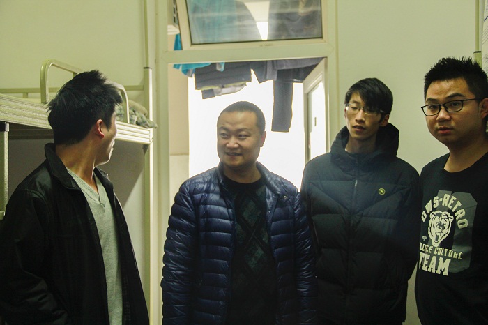学工部进行毕业生宿舍安全检查