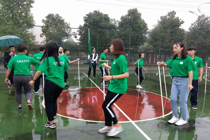 经济学院在“不倒森林”获得首金