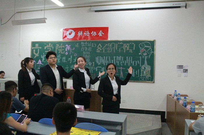 经济学院成功晋级“文争理辩杯”辩论赛前三强