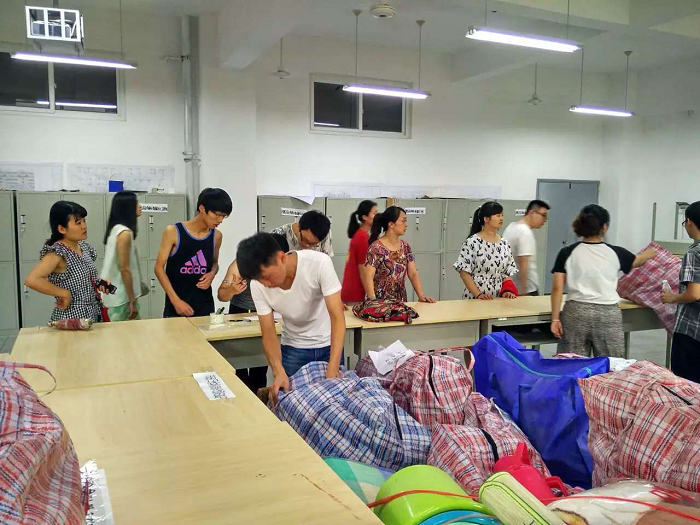 会计学院党总支顺利开展“红色先锋,党员模范”寝室搬迁服务工作
