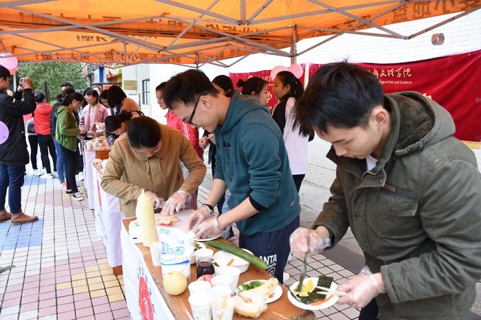 【美术】成都文理学院美食文化节成功举办