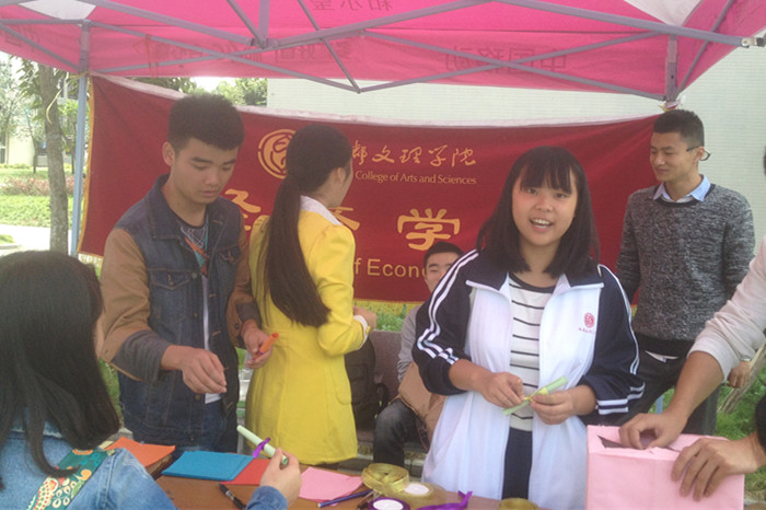 【经济】经济学院开展“定格青涩年华,寄往未知旅程”活动