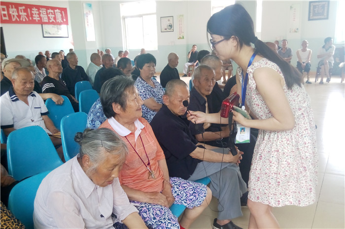 【经济】经济学院志愿者前往敬老院看望孤寡老人