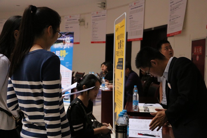 我院春季专场招聘会顺利结束