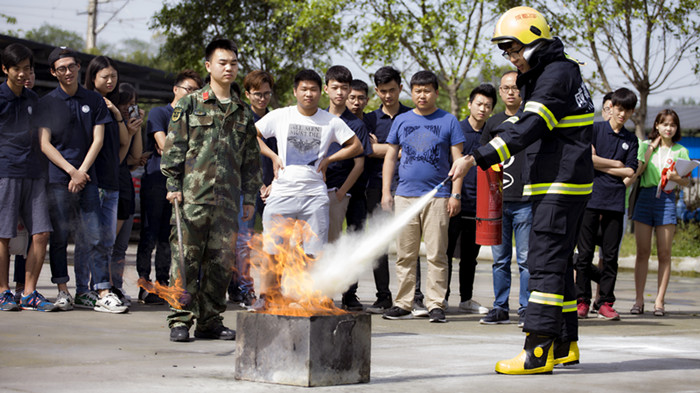 我院组织师生代表参加消防体验活动