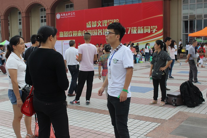 大学生心理健康辅导中心成员顺利协助新生报到