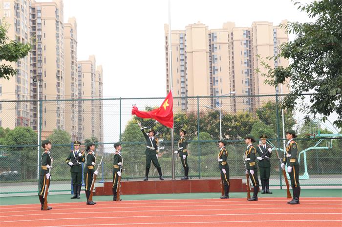 成都文理学院开学典礼国旗护卫队执行升旗仪式任务
