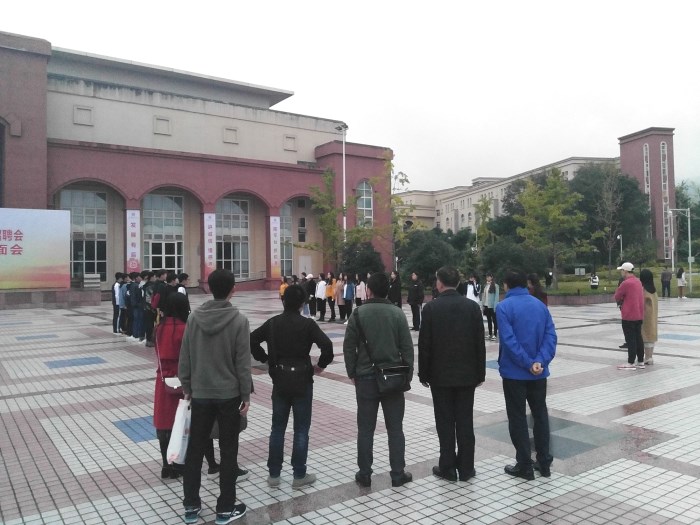 【传媒】传媒学院巡查播音与主持专业学生晨练情况