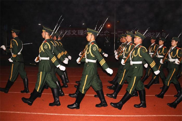 国旗护卫队顺利完成纪念12.9运动82周年升旗仪式