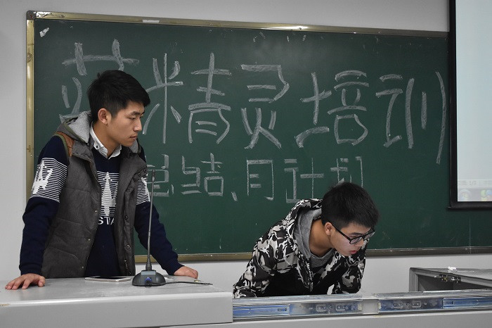【管理】管理学院蓝精灵办公软件培训活动—党旗下的继续教育