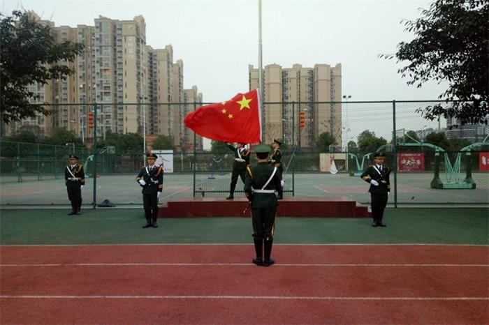 2017-2018学年第二学期首次升旗仪式顺利举行