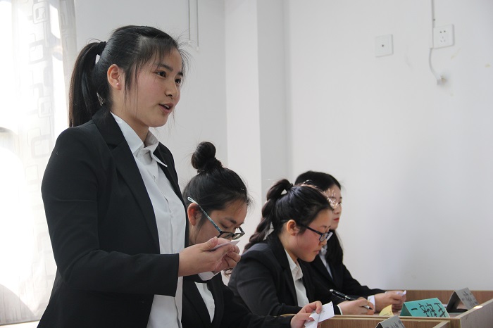 【政法】“文争理辩杯”预热赛顺利打响——政治与法律学院及管理学院友谊辩论赛顺利进行