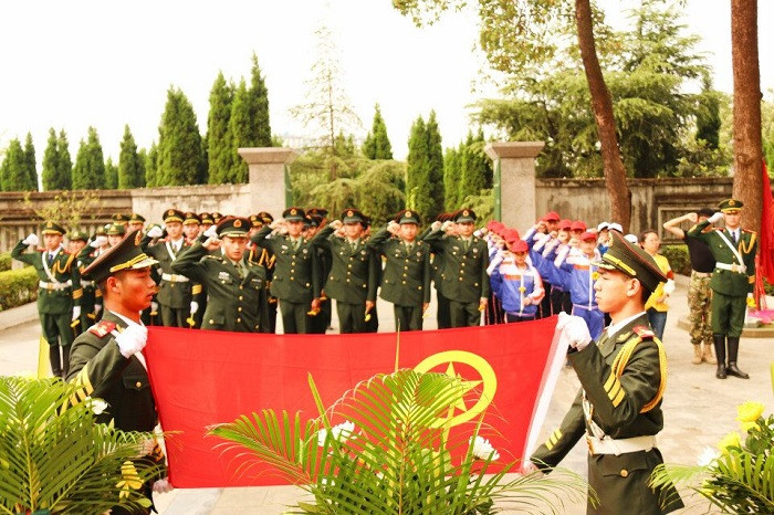 国旗护卫队顺利举行清明节烈士陵园扫墓活动