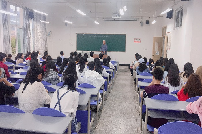 【数统】数学与统计学院举办“数字变形的哲学基础及其在解题中的应用”主题讲座