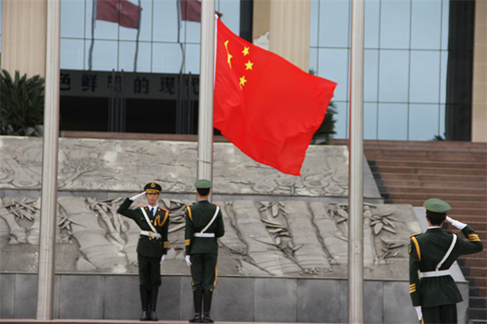 国旗护卫队顺利举行升旗换旗仪式