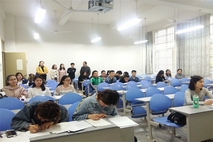 【传媒】传媒学院2014级本科毕业论文(设计)二次答辩顺利进行