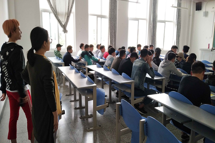 【体育】社会体育系主任联合学工办课堂查课走访