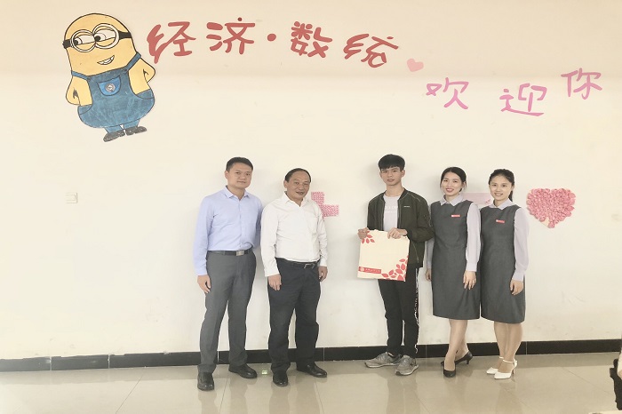 【经济】经济学院开展迎新点慰问新生工作