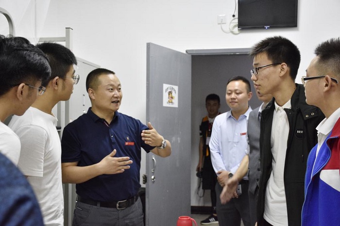 我校领导慰问2018级新生