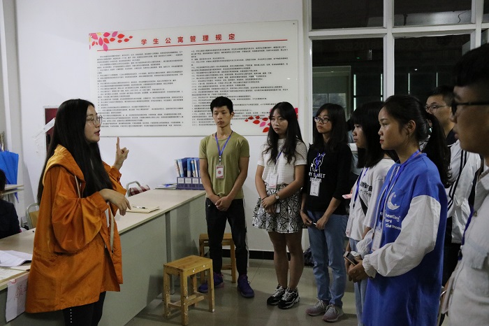 【自管委】成都文理学院学生公寓自我管理委员会走访2018级新生寝室