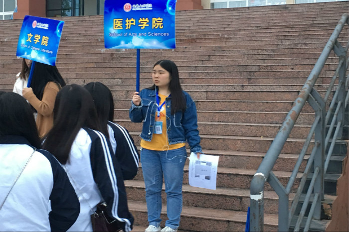 【文督】校园文明督导队顺利完成2018年四川省大学生健美操啦啦操体育舞蹈比赛开幕式执勤工作