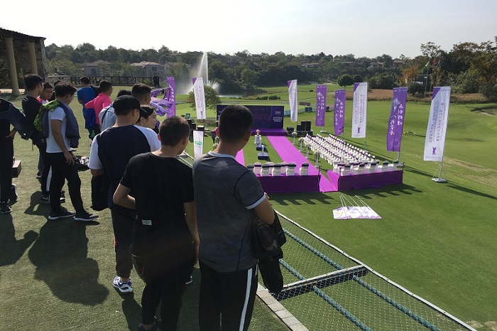【体育】体育学院学生观摩高尔夫比赛