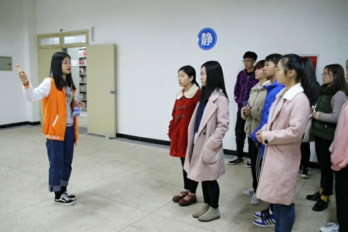 【旅航】旅航学院学生党支部开展“我带你‘游’馆,书香润校园”活动
