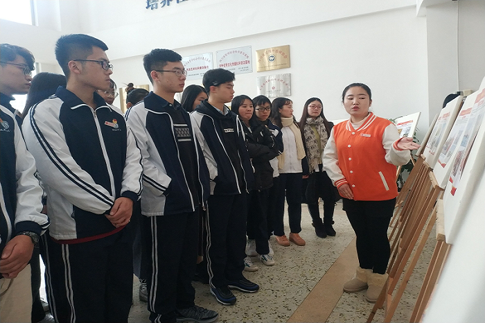 【政法】政治与法律学院组织参观“庆祝改革开放四十周年图片展”