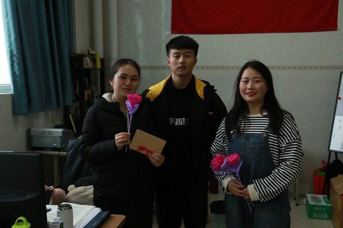 【体育】体育学院学子开展送祝福活动