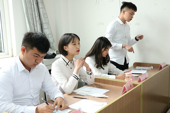 【信息】信息技术学院与建筑学院开展第十三届“文争理辩杯”校级辩论赛
