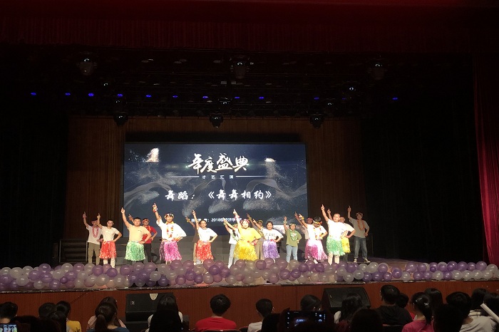 【经济】经济学院开展以“一封推荐信和班级风采秀”为主题的文艺活动