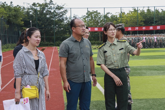 【信息】信息工程学院领导慰问2019级军训师生
